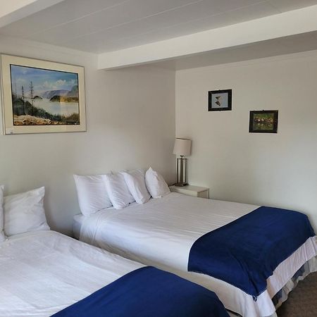 Pines Motel Sicamous Bagian luar foto