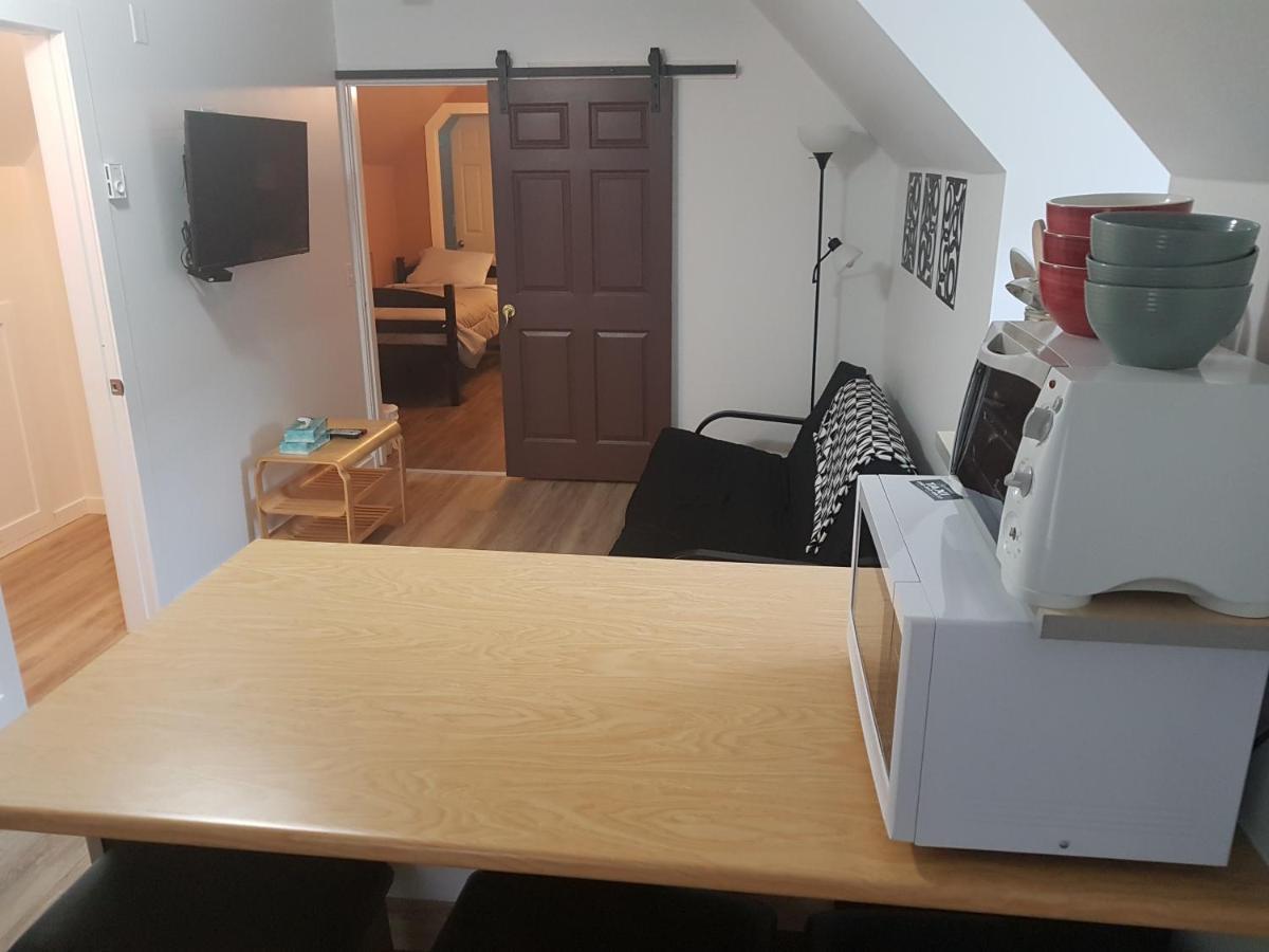 Pines Motel Sicamous Bagian luar foto