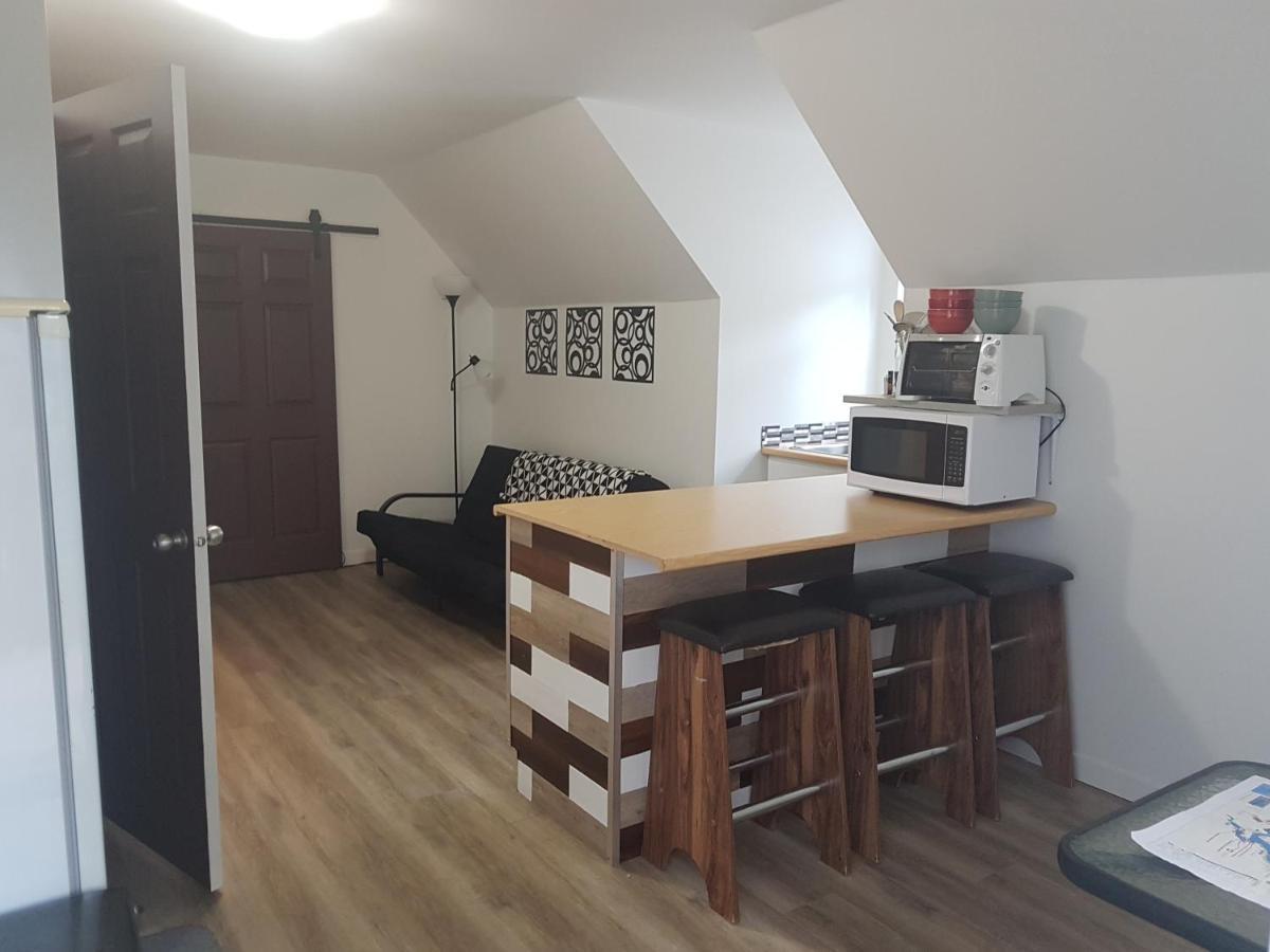 Pines Motel Sicamous Bagian luar foto