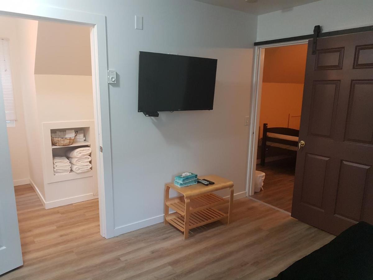 Pines Motel Sicamous Bagian luar foto