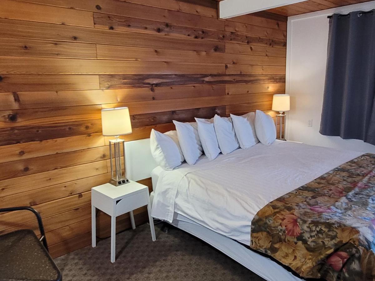 Pines Motel Sicamous Bagian luar foto