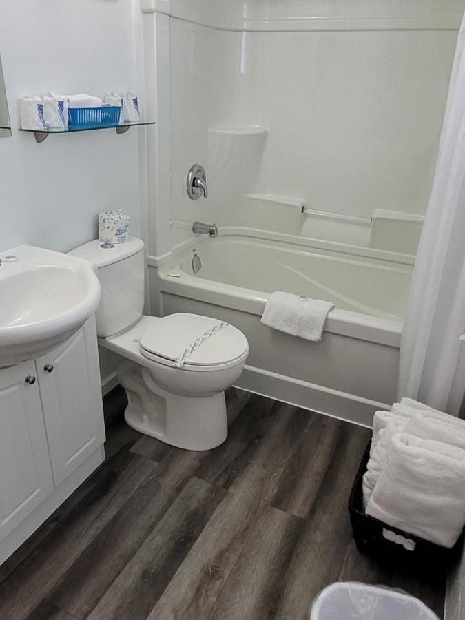 Pines Motel Sicamous Bagian luar foto