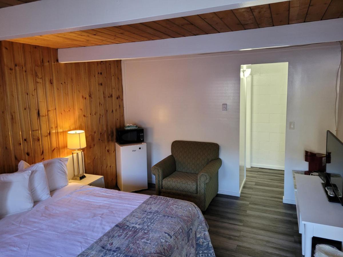 Pines Motel Sicamous Bagian luar foto