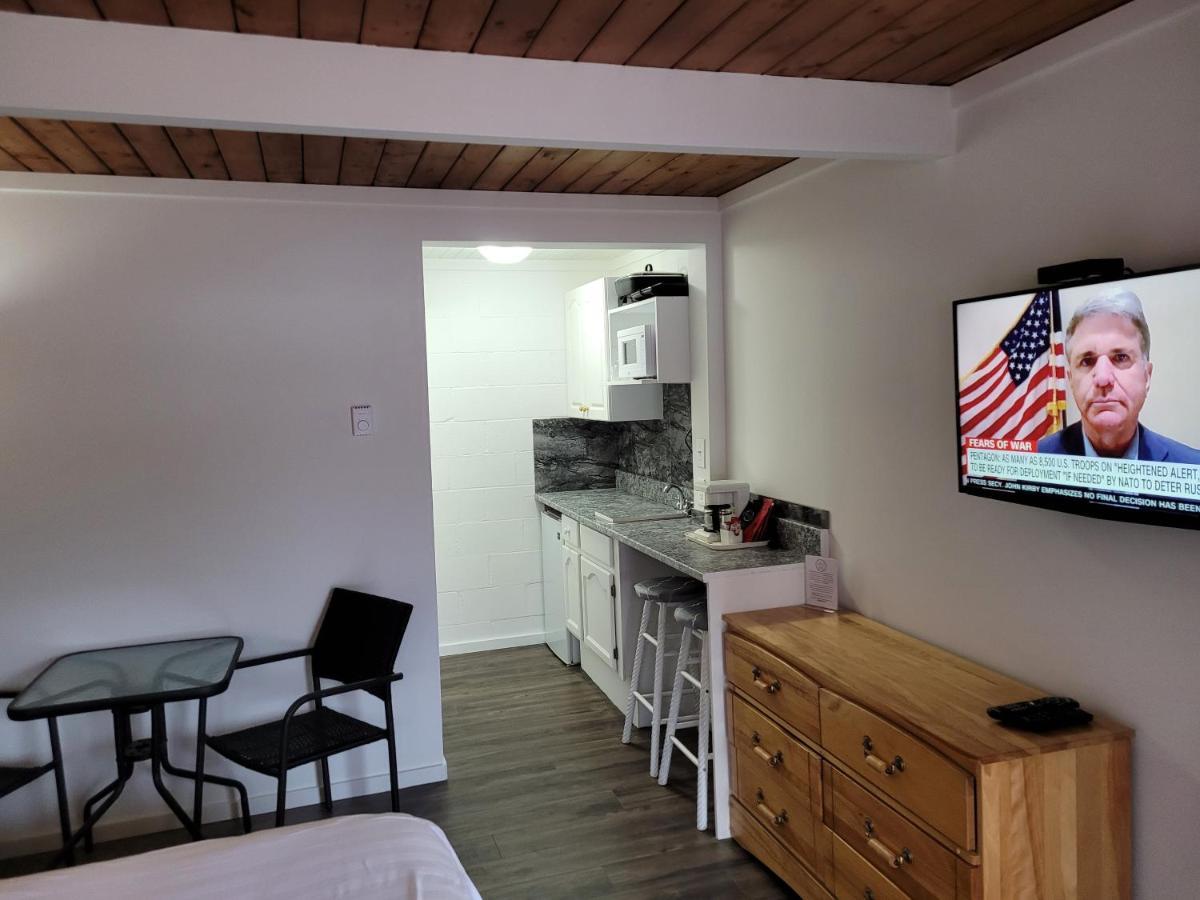 Pines Motel Sicamous Bagian luar foto
