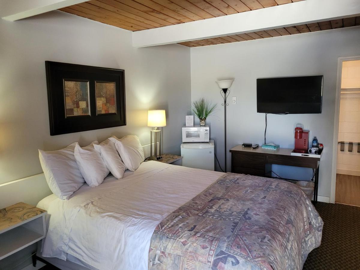 Pines Motel Sicamous Bagian luar foto