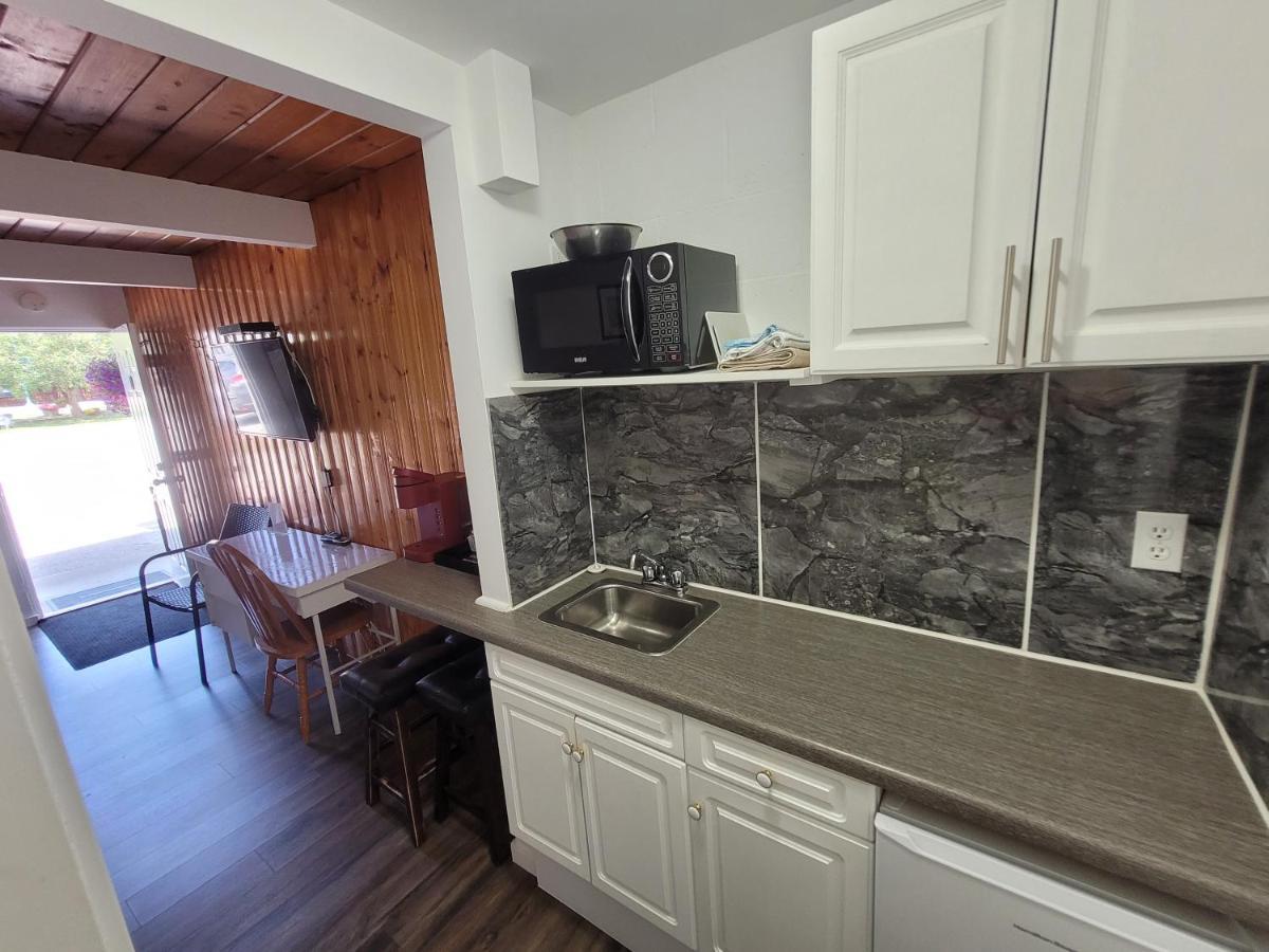 Pines Motel Sicamous Bagian luar foto