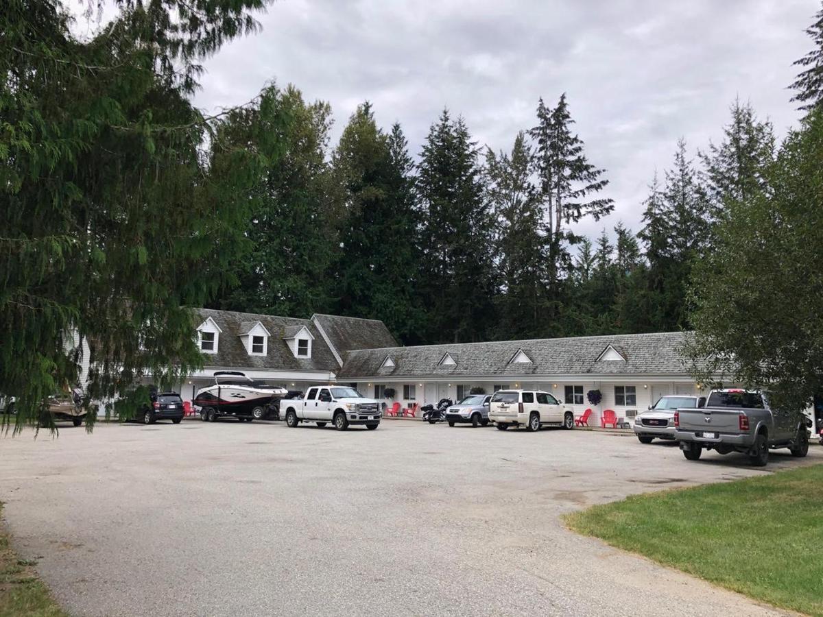 Pines Motel Sicamous Bagian luar foto