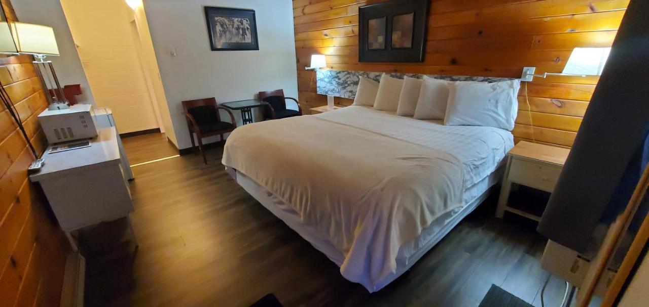 Pines Motel Sicamous Bagian luar foto