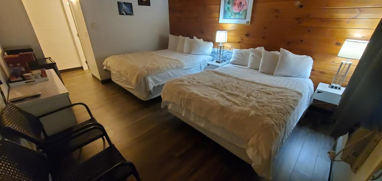 Pines Motel Sicamous Bagian luar foto