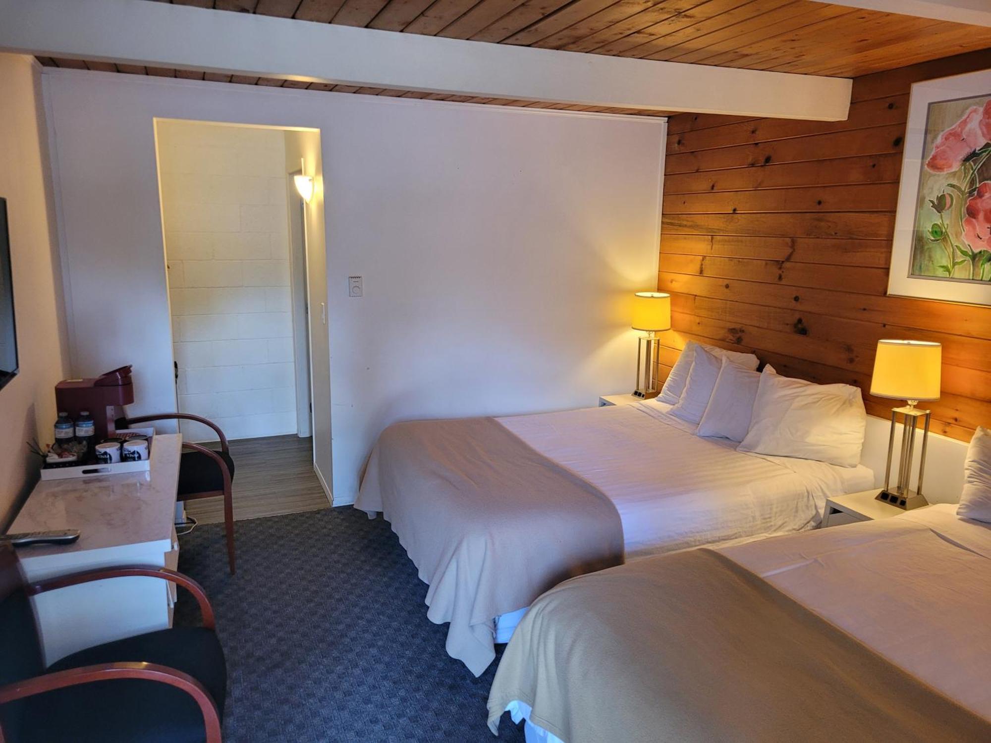 Pines Motel Sicamous Bagian luar foto