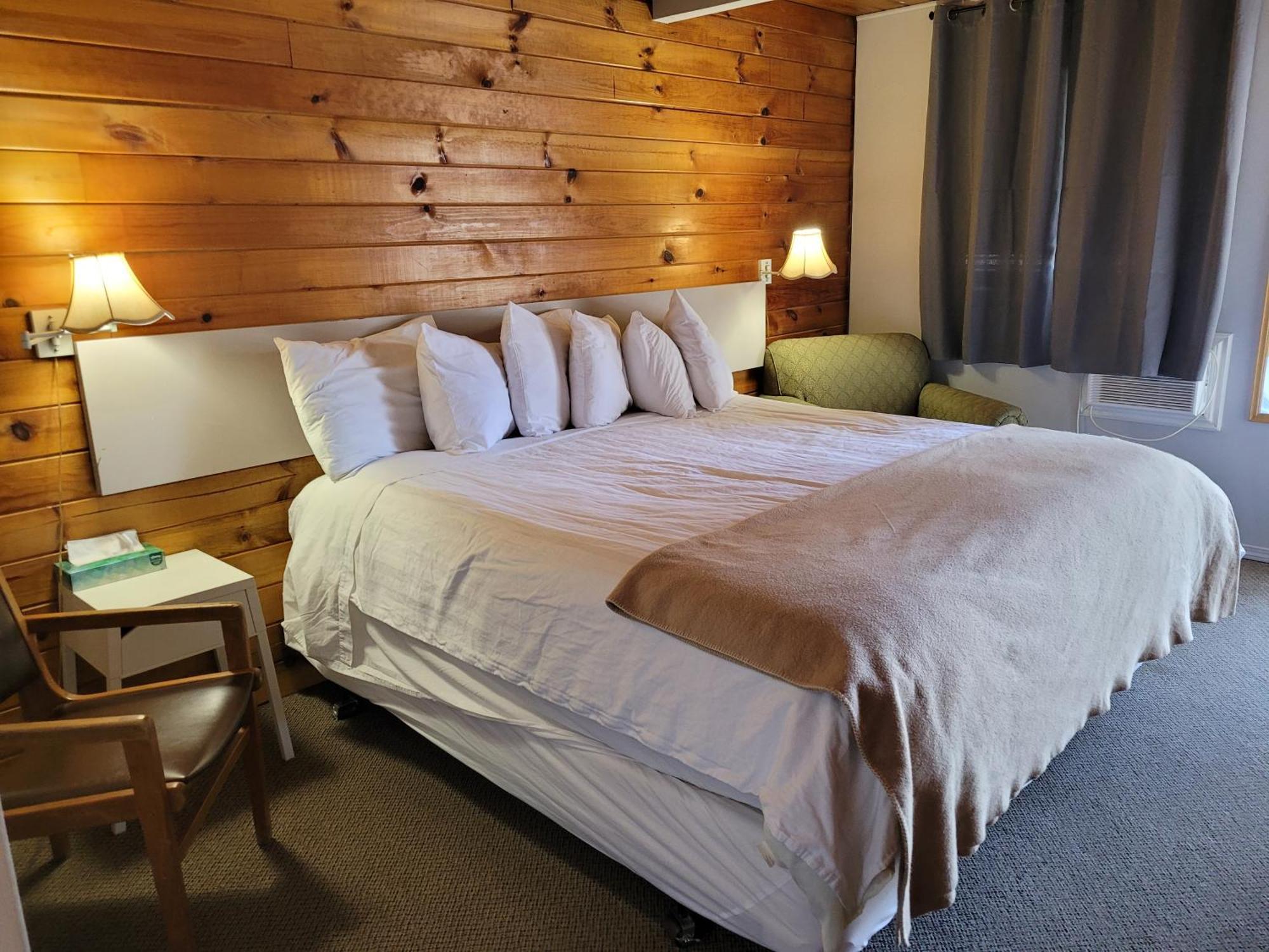 Pines Motel Sicamous Bagian luar foto