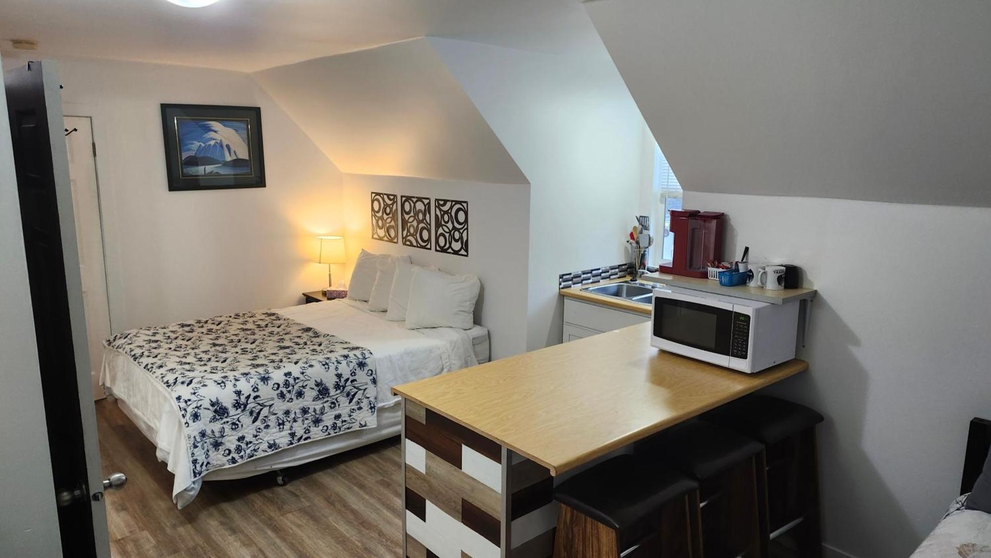 Pines Motel Sicamous Bagian luar foto