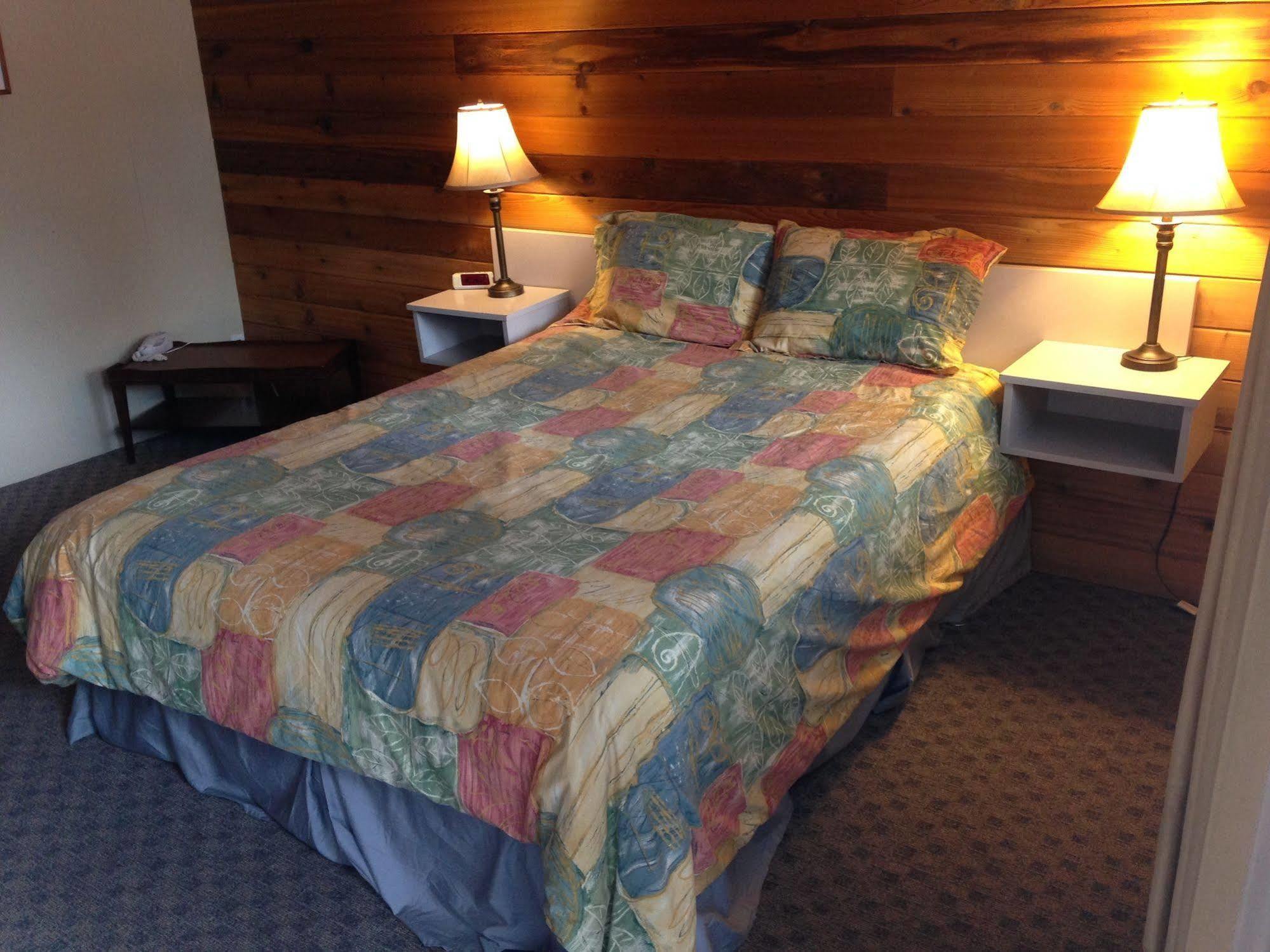 Pines Motel Sicamous Bagian luar foto